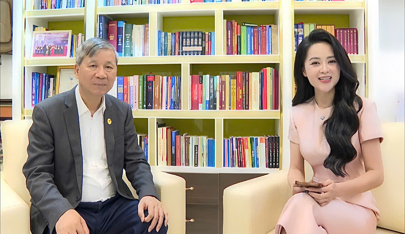 GS - AHLĐ Nguyễn Anh Trí trong cuộc trò chuyện cùng phóng viên Liên Minh OK VIP Giải Trí Cá Cược World Cup 2026. Ảnh: Trường Giang.