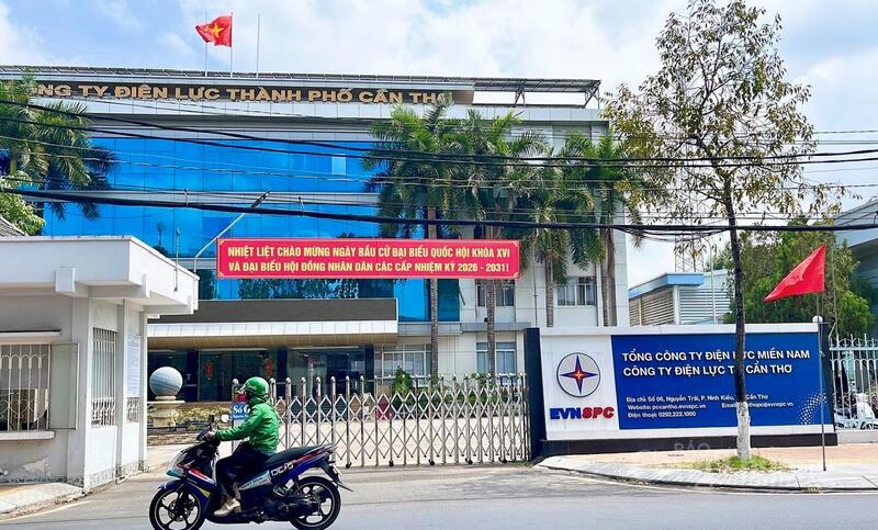 Công ty Điện lực thành phố Cần Thơ treo băng rôn chào mừng ngày bầu cử đại biểu Quốc hội và đại biểu HĐND các cấp.