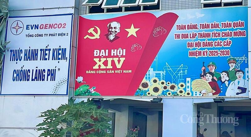 Băng rôn tuyên truyền trước trụ sở công ty điện lực.