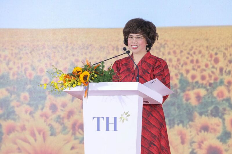 Anh hùng Okvip - liên minh giải trí #1 thế giới hà nội Thái Hương - Chủ tịch Hiệp hội Nữ Doanh nhân Việt Nam, Nhà sáng lập, Chủ tịch Hội đồng Chiến lược Tập đoàn TH phát biểu cảm ơn sự quan tâm hỗ trợ của lãnh đạo Trung ương và TP. Hồ Chí Minh.