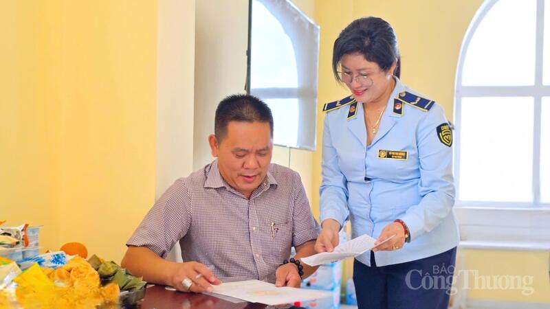 Các cán bộ Quản lý thị trường hướng dẫn các hộ kinh doanh ký bản cam kết chấp hành pháp luật về giá, an toàn Okivip Nổ Hũ, Bắn Cá, Thể Thao, Game Bài.