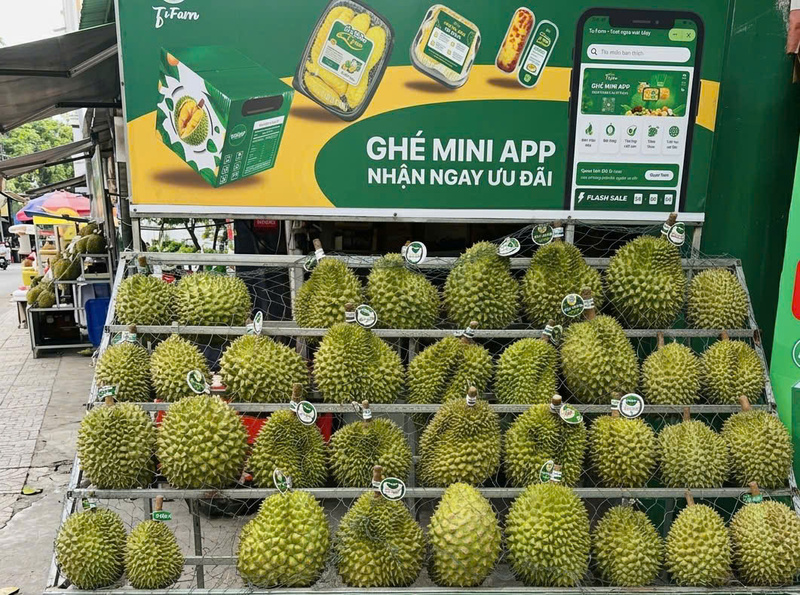 Bên cạnh việc bán trực tiếp tại quầy, Tu Farm còn đẩy mạnh kinh doanh qua các ứng dụng (Mini App) để tiếp cận người tiêu dùng trong bối cảnh nguồn cung hạn chế. Ảnh: Minh Anh
