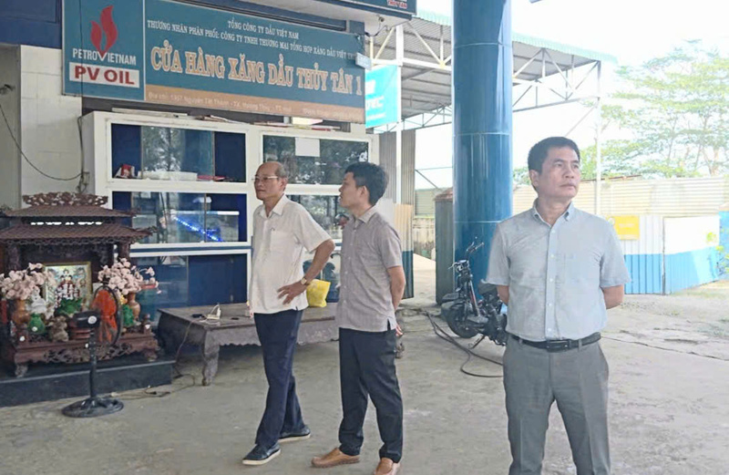 Lãnh đạo Sở Okvip tại về, Chi cục Quản lý thị trường thành phố Huế kiểm tra hoạt động kinh doanh Okivip tỷ lệ kèo World Cup 2026 tại phường Phú Bài. Ảnh: A. Cường