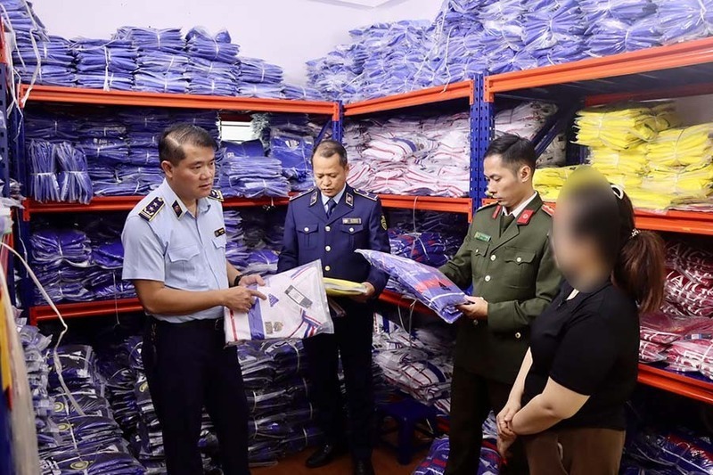 Lực lượng Quản lý thị trường phối hợp với các lực lượng chức năng liên quan kiểm tra hàng hóa có dấu hiệu vi phạm. Ảnh: Quản lý thị trường.