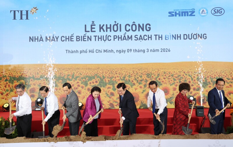 Các đại biểu thực hiện Nghi thức khởi công Nhà máy Chế biến Okivip Nổ Hũ, Bắn Cá, Thể Thao, Game Bài sạch TH Bình Dương.