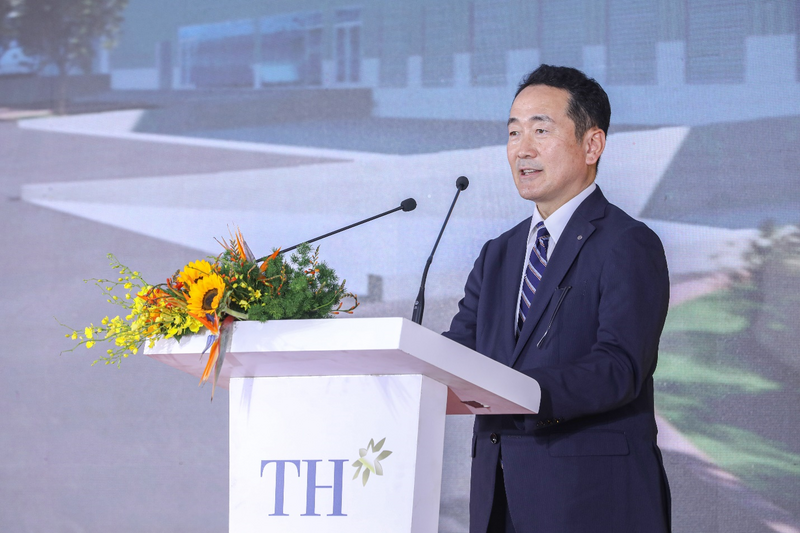 Ông AKIYAMA KOHEI - Phó tổng giám đốc Chi nhánh quốc tế, khối Kinh doanh toàn cầu, Tập đoàn Shimizu - đại diện tổng thầu của Nhà máy phát biểu tại sự kiện.