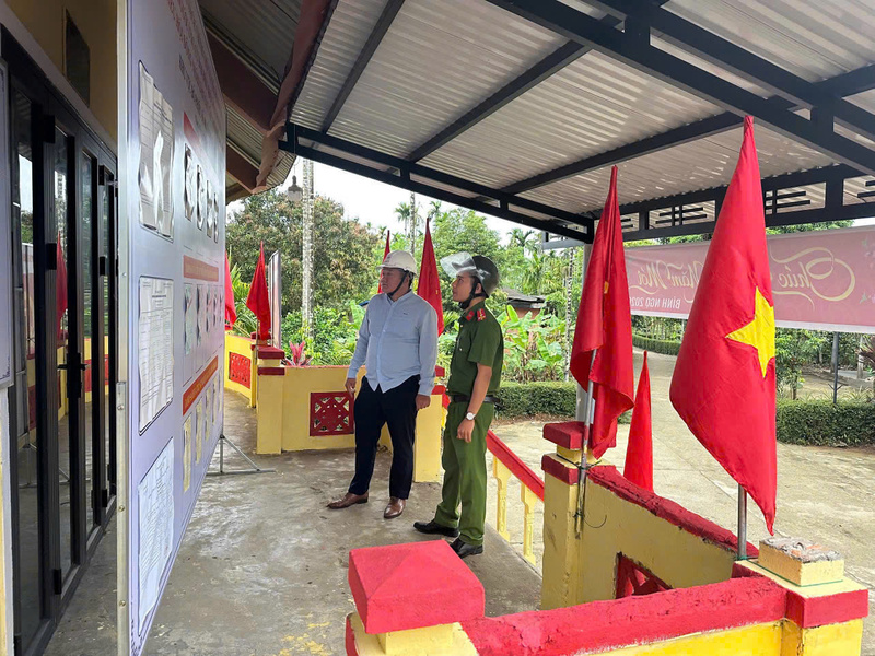 Điện lực Huế phối hợp với lực lượng chức năng và chính quyền địa phương để đảm bảo cấp điện tại các điểm bầu cử. Ảnh: D. Huyền