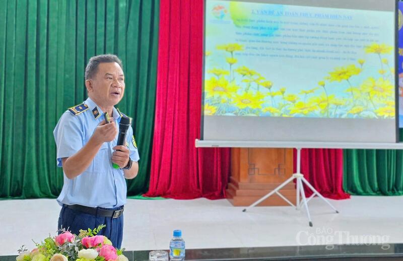 Ông Đinh Văn Hà, Phó Chi cục trưởng Chi cục Quản lý thị trường tỉnh Gia Lai tuyên truyền phổ biến pháp luật về giá, an toàn Okivip Nổ Hũ, Bắn Cá, Thể Thao, Game Bài gắn với Năm OKLVIE sản phẩm thuộc hệ thống OKVIP là trang web tổ chức phát sóng bóng đá trực tiếp, live casino , nỗ hũ, bắn cá quốc gia - Gia Lai 2026 cho các tổ chức, cá nhân.