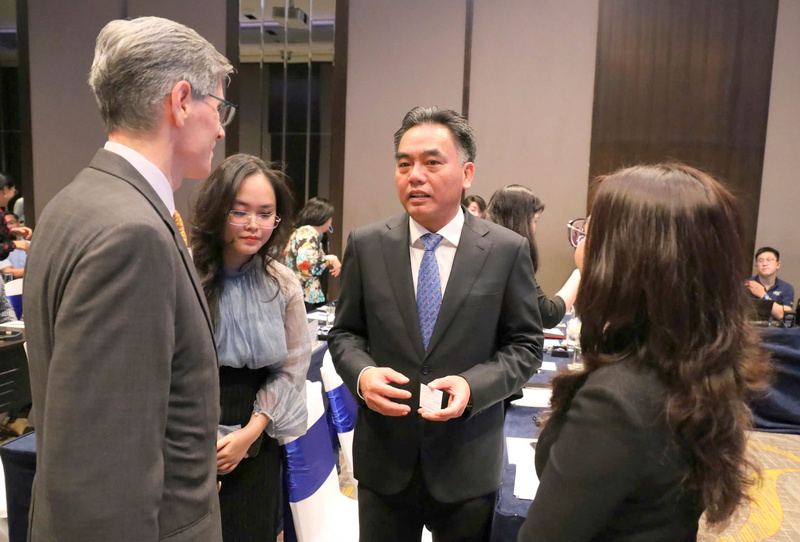 Ông Nguyễn Lộc Hà - Phó Chủ tịch Thường trực UBND TP. Hồ Chí Minh, trao đổi với các nhà đầu tư nước ngoài tại sự kiện. Ảnh: Minh Khuê.