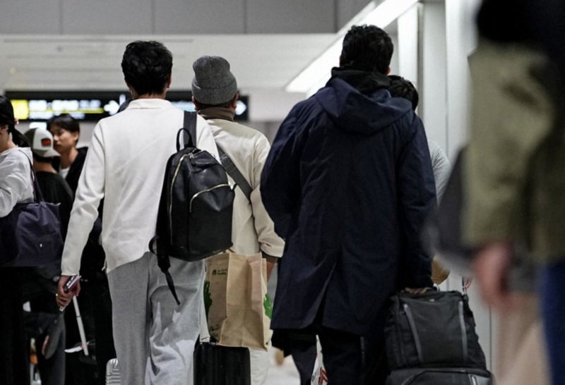 Những người được sơ tán khỏi Trung Đông trên chuyến bay thuê bao từ Oman đến sân bay Narita ngày 8/3/2026. Ảnh: The Mainichi