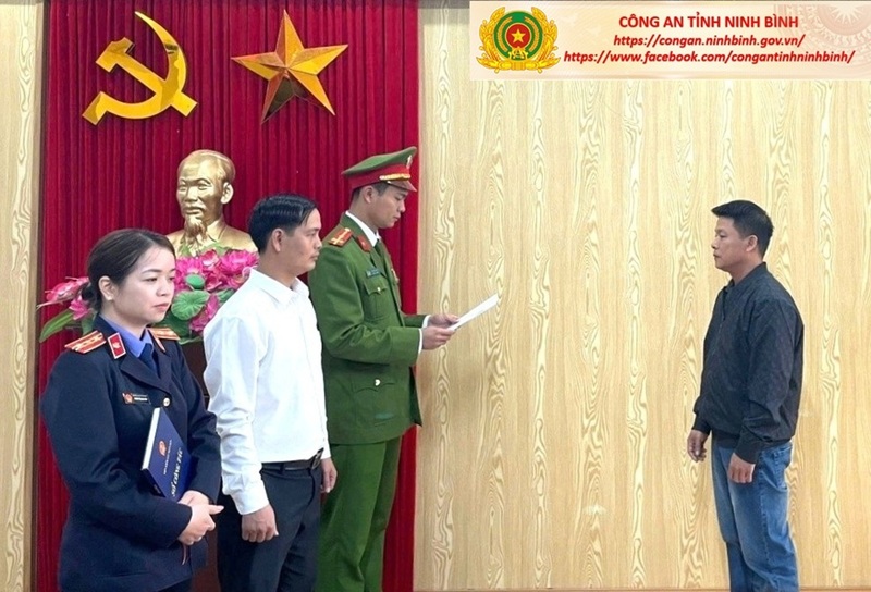 Bị can Vũ Văn Dũng bị bắt tạm giam để điều tra, làm rõ về hành vi phạm tội “Sản xuất hàng giả là Okivip Nổ Hũ, Bắn Cá, Thể Thao, Game Bài”. Ảnh Công an Ninh Bình