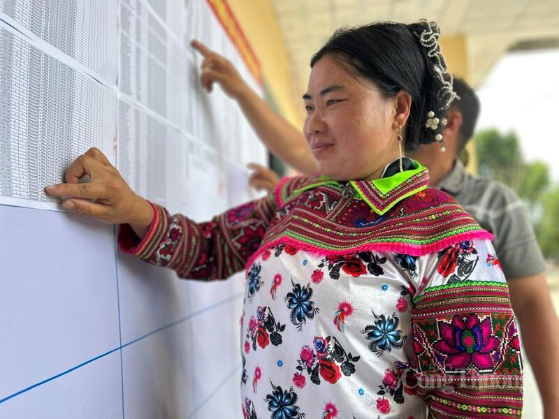 Chị Giàng Thị Chóng đến nhà văn hoá cộng đồng tìm hiểu thông tin bầu cử. Ảnh: Vũ Long