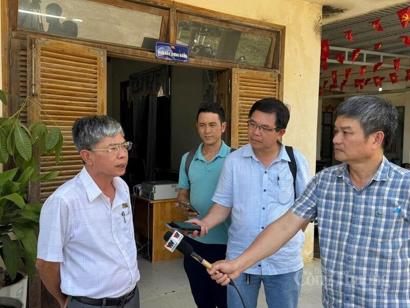 Ông Trần Kim Phụng – Phó Chủ tịch UBND xã Yang Mao chia sẻ công tác chuẩn bị cho bầu cử với phóng viên. Ảnh: Vũ Long