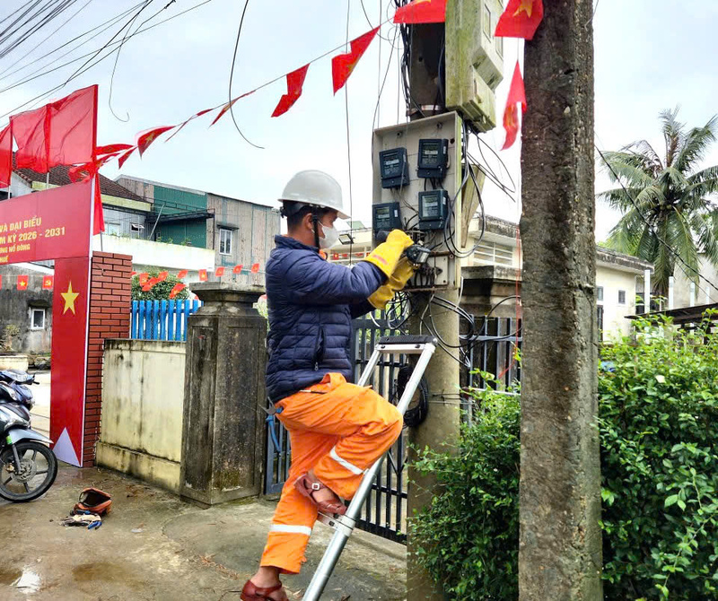 Tăng cường kiểm tra lưới điện tại các điểm bầu cử. Ảnh: D. Huyền