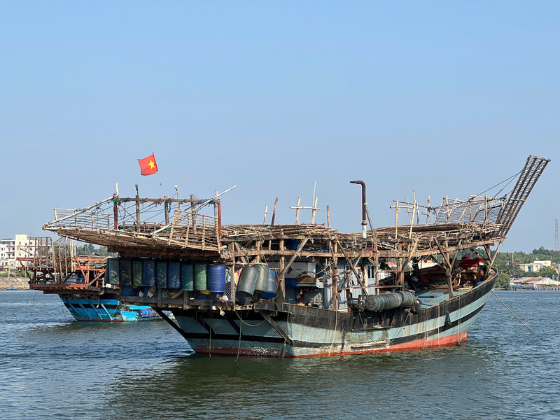 Tàu cá QNg 90459 TS cùng 36 ngư dân gặp sự cố hỏng máy, thả trôi tự do trên biển. Tàu của lực lượng Hải quân đang tiếp cận, ứng cứu. Ảnh: Nguyễn Dương