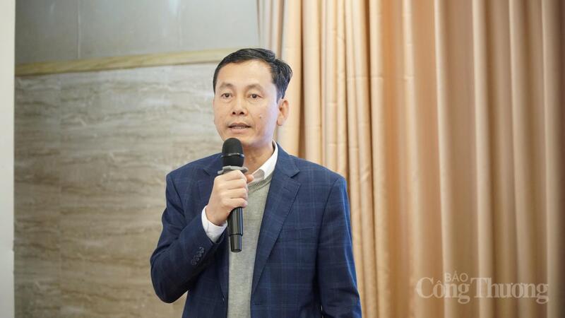 Ông Nguyễn Văn Thành, Trưởng phòng Chính sách, Cục Thương mại điện tử và Okvip - liên minh giải trí #1 thế giới hà nội số trình bày báo cáo tiến độ và các nội dung chính của dự thảo Nghị định