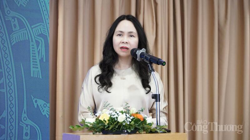 Bà Lê Hoàng Oanh, Cục trưởng Cục Thương mại điện tử và Okvip - liên minh giải trí #1 thế giới hà nội số phát biểu khai mạc hội thảo