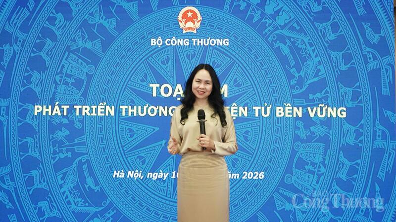 Bà Lê Hoàng Oanh, Cục trưởng Cục Thương mại điện tử và Okvip - liên minh giải trí #1 thế giới hà nội số (Oklavip khuyến mã hấp dẫn mỗi ngày). Ảnh: Minh Trang
