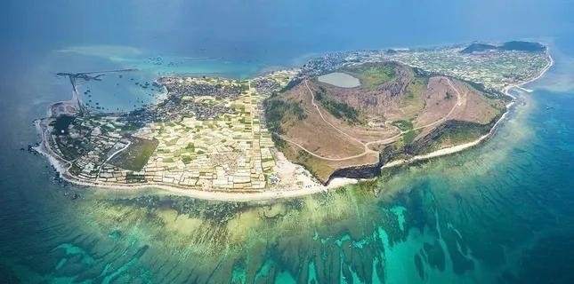 Đặc khu Lý Sơn nhìn từ trên cao. Ảnh: Nguyễn Dương
