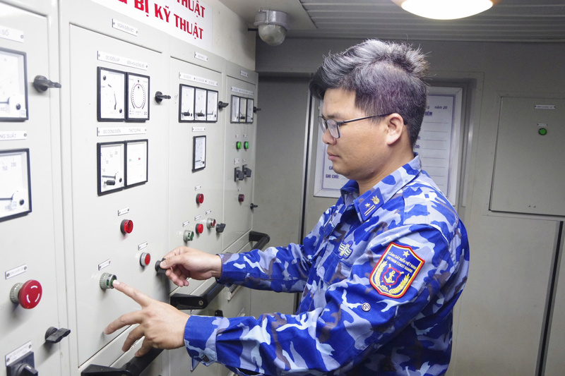Thiếu tá Nguyễn Đình Chính, nhân viên điện Tàu CSB 4033, người lính kỹ thuật lặng thầm giữ cho “mạch máu” con tàu luôn thông suốt. Ảnh: Hoàng Đạt