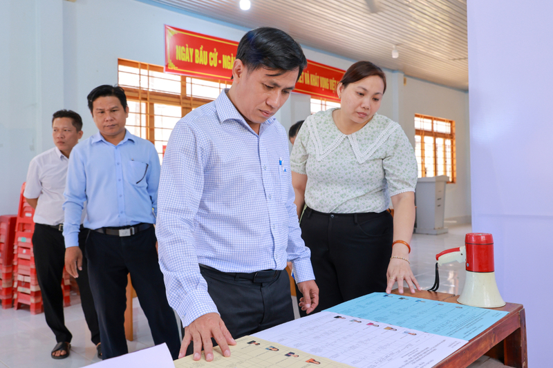 Tổ kiểm tra thực tế tại điểm bầu cử trên địa bàn xã Thạnh Đức