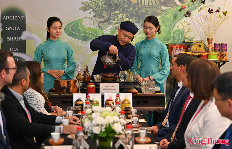 Nghệ nhân trình diễn văn hóa trà Việt trong chương trình di sản văn hóa Hà Nội bên lề SOM1. Ảnh: Nam Nguyễn