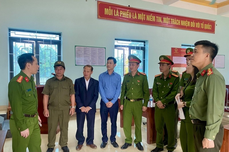 Phó Giám đốc Công an tỉnh Thanh Hóa Trịnh Văn Giang kiểm tra điểm bầu cử trên địa bàn xã Thắng Lợi. Ảnh: Công an Thanh Hóa
