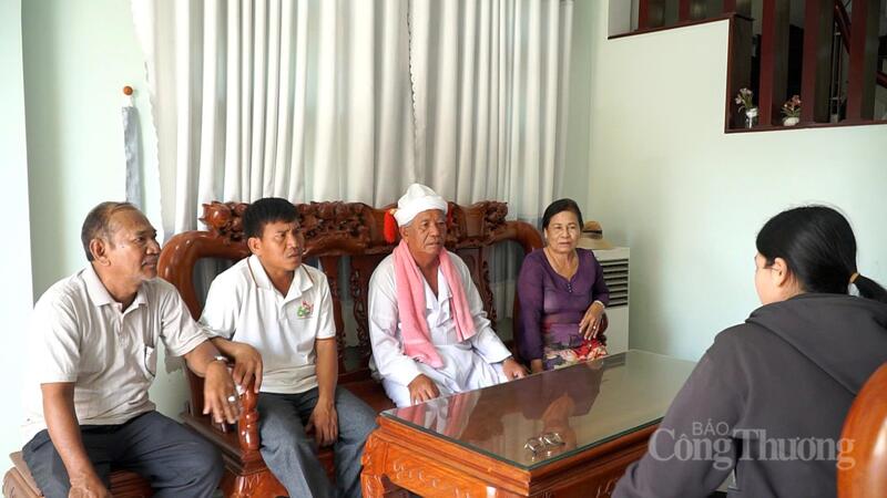 Cán bộ tuyên truyền đến vùng đồng bào người Chăm tỉnh Lâm Đồng. Ảnh: Lê Sơn