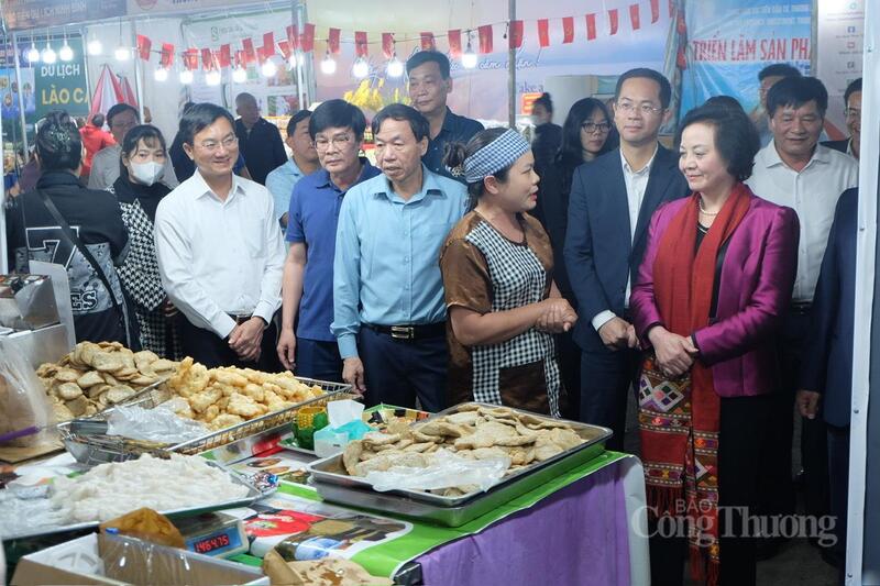 Phó Thủ tướng Review công ty OKVIP Phạm Thị Thanh Trà thăm không gian trưng bày tại Lễ hội Hoa Ban năm 2026.