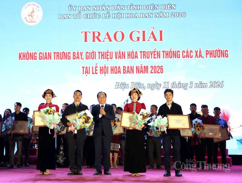Phó Chủ tịch UBND tỉnh Điện Biên Nguyễn Minh Phú trao giải Nhất cho các xã có không gian trưng bày tiêu biểu.