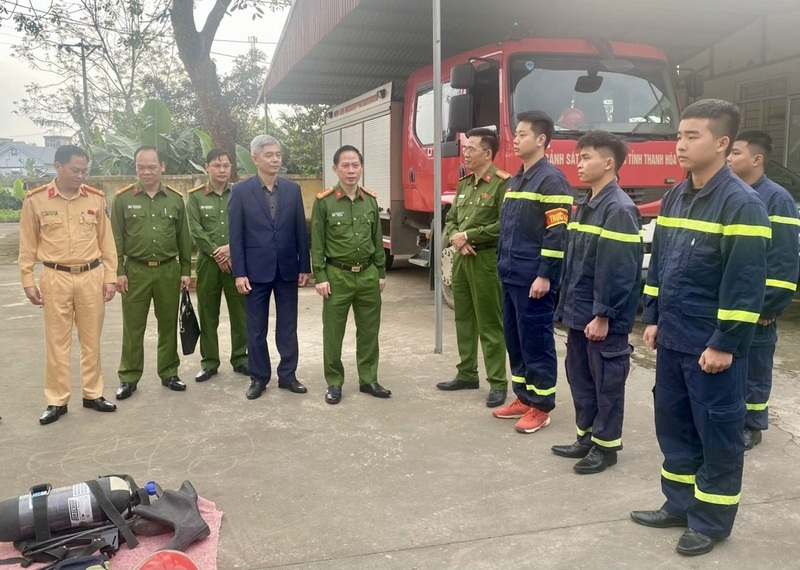 Đại tá Trịnh Văn Giang, Phó Giám đốc Công an tỉnh kiểm tra công tác trực sẵn sàng chiến đấu, phương tiện, trang thiết bị tại Đội Chữa cháy và CNCH khu vực 9. Ảnh: Công an Thanh Hóa