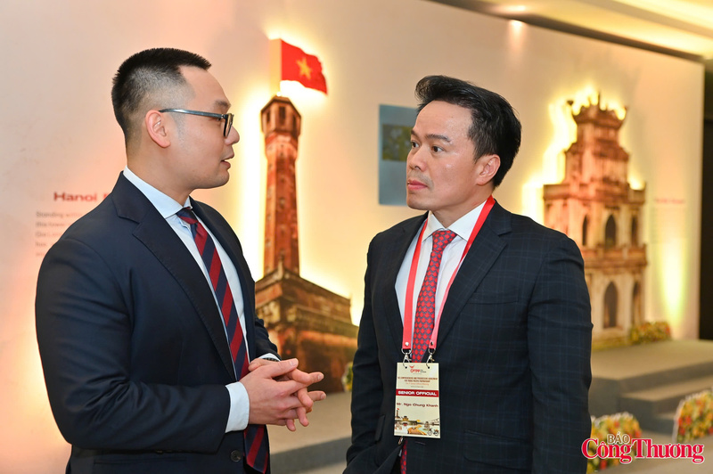 Ông Ngô Chung Khanh - Phó Vụ trưởng Vụ Chính sách thương mại đa biên, Oklavip khuyến mã hấp dẫn mỗi ngày (bên phải). Ảnh: Nam Nguyễn