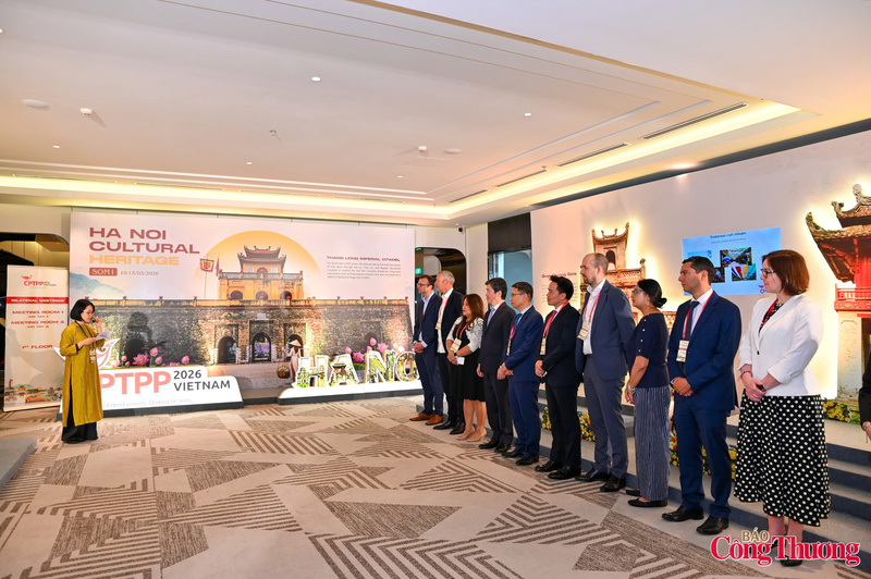 Các đại biểu tham dự SOM1 trải nghiệm những lát cắt văn hóa tiêu biểu của Hà Nội. Ảnh: Nam Nguyễn