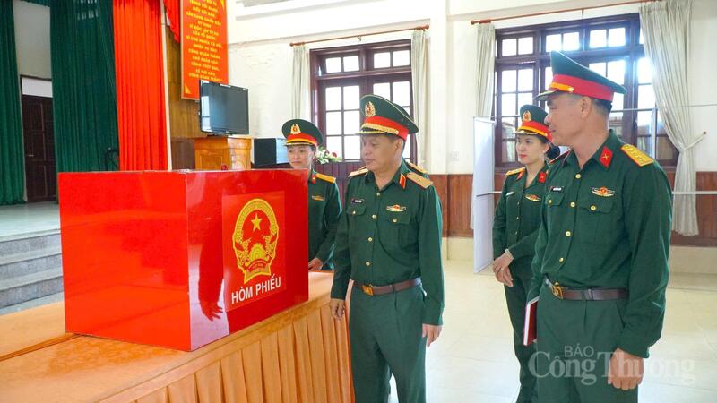 Thiếu tướng Đinh Hồng Tiếng, Chỉ huy trưởng Bộ Chỉ huy Quân sự tỉnh Lâm Đồng kiểm tra cơ sở vật chất cho ngày bầu cử. Ảnh: Lê Sơn