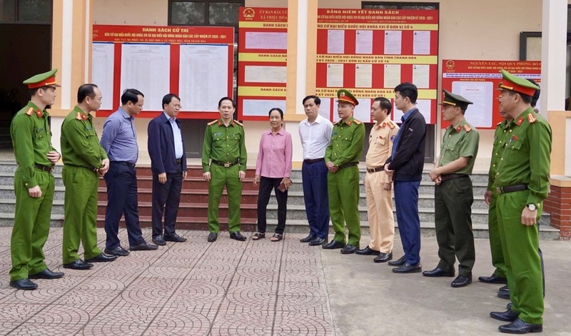 Đại tá Trịnh Văn Giang, Phó Giám đốc Công an tỉnh Thanh Hóa kiểm tra công tác bảo đảm an ninh trật tự, trật tự an toàn giao thông và PCCC phục vụ bầu cử tại đơn vị bầu cử số 12, số 18 (xã Thiệu Hóa). Ảnh: Công an Thanh Hóa