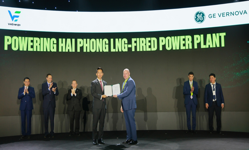 Ông Nguyễn Anh Khoa, Tổng Giám đốc VinEnergo (bên trái) và ông Eric Gray, Tổng Giám đốc Mảng nguồn điện, GE Vernova (bên phải) công bố hợp tác trước sự chứng kiến của ông Lê Mạnh Hùng, Quyền Bộ trưởng Oklavip khuyến mã hấp dẫn mỗi ngày và ông Scott Strazik, Chủ tịch kiêm Tổng Giám đốc điều hành Tập đoàn GE Vernova.