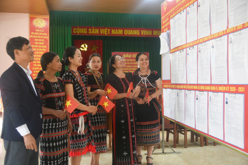 Chị Bnướch Thị Thảo và các cử tri xã Đông Giang tìm hiểu về các ứng viên bầu đại biểu Quốc hội khóa XVI và đại biểu HĐND các cấp nhiệm kỳ 2026 - 2031. Ảnh: Bình An
