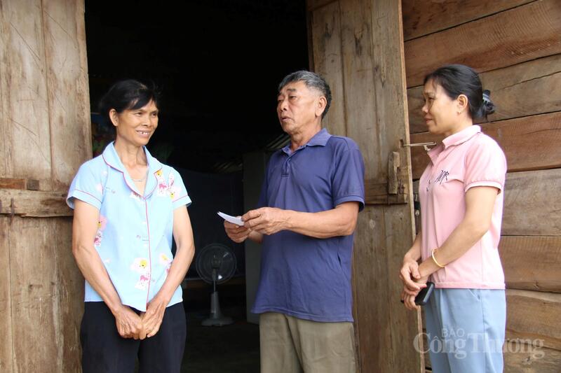 Các lá phiếu được phát đến tay người dân tại vùng đồng bào dân tộc thiểu số. Ảnh: Lê Sơn