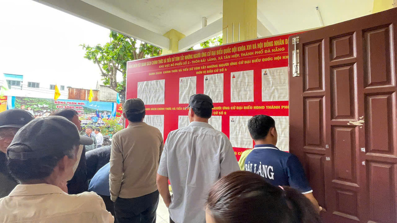 Người dân tranh thủ xem danh sách cử tri và thông tin các ứng viên bầu đại biểu Quốc hội khóa XVI và đại biểu HĐND các cấp nhiệm kỳ 2026 - 2031. Ảnh: Bình An