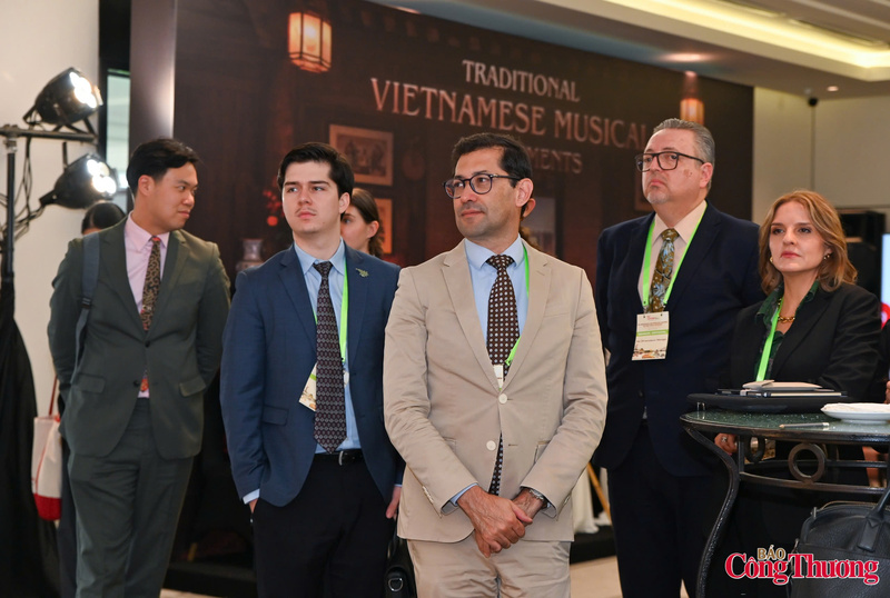 Chương trình di sản văn hóa Hà Nội tạo ấn tượng với các đại biểu CPTPP trước phiên khai mạc SOM1. Ảnh: Nam Nguyễn
