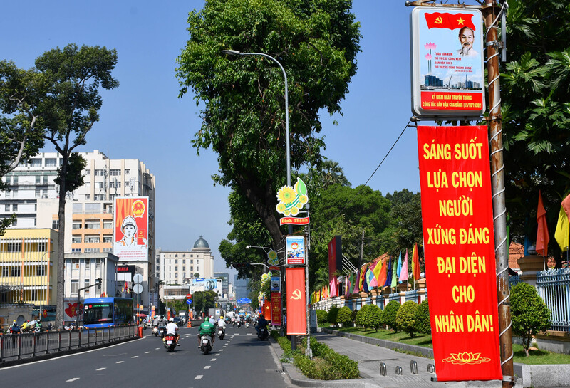 TP. Hồ Chí Minh rực rỡ cờ hoa hướng về ngày hội bầu cử  - 5