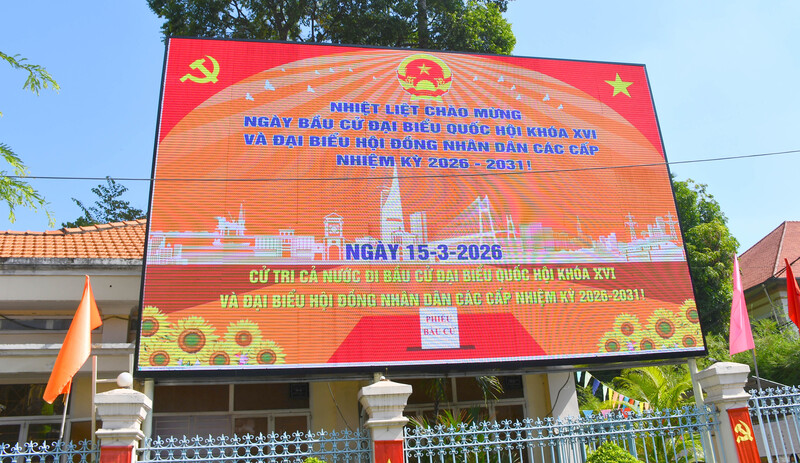 Những tấm pano, áp phích và khẩu hiệu tuyên truyền về bầu cử được bố trí trang trọng trên các trục đường chính, góp phần nâng cao nhận thức của người dân về sự kiện chính trị quan trọng của đất nước.