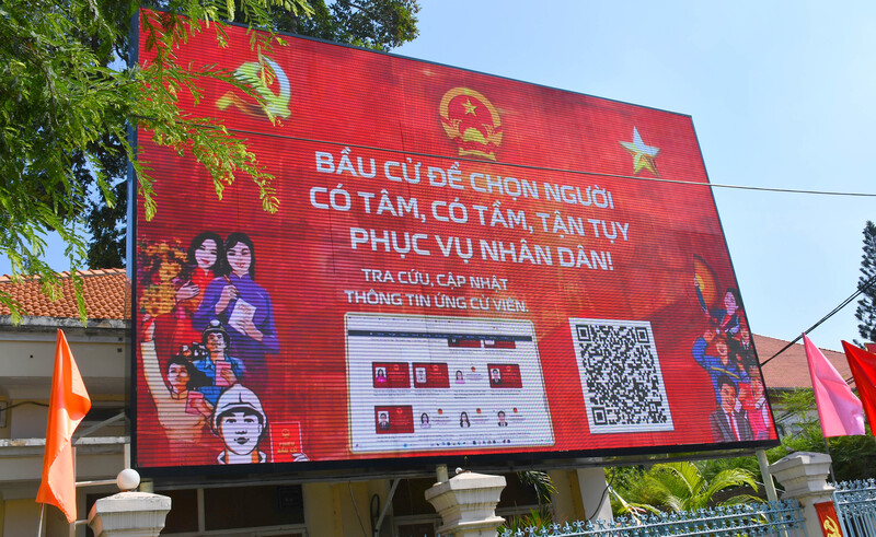 Các bảng điện tử và màn hình lớn trên nhiều tuyến đường tại TP. Hồ Chí Minh trình chiếu thông điệp cổ động, hướng tới ngày bầu cử đại biểu Quốc hội khóa XVI và đại biểu HĐND các cấp nhiệm kỳ 2026 - 2031. Ảnh: Thanh Minh.