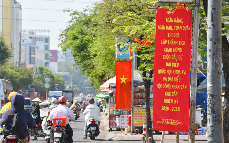 Băng rôn, khẩu hiệu tuyên truyền về ngày bầu cử được treo dọc các trục đường lớn như Bạch Đằng, Đinh Tiên Hoàng, Lê Duẩn, Lê Lợi, Đồng Khởi, tạo nên không khí trang trọng, rộn ràng trên phố. Ảnh: Thanh Minh.