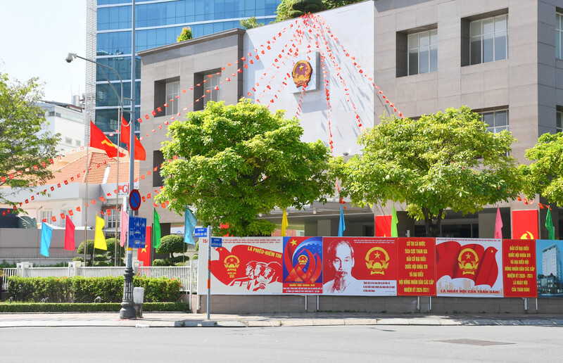 Trước trụ sở cơ quan, trường học và khu dân cư tại TP. Hồ Chí Minh, cờ Tổ quốc được treo trang trọng, hướng về ngày hội lớn của toàn dân. Ảnh: Thanh Minh.