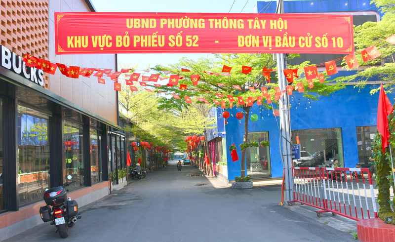 TP. Hồ Chí Minh rực rỡ cờ hoa hướng về ngày hội bầu cử  - 9