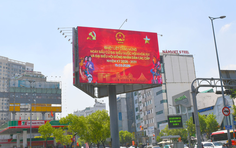 Các bảng điện tử và màn hình lớn trên nhiều tuyến đường tại TP. Hồ Chí Minh trình chiếu thông điệp cổ động, hướng tới ngày bầu cử đại biểu Quốc hội khóa XVI và đại biểu HĐND các cấp nhiệm kỳ 2026 - 2031. Ảnh: Thanh Minh.
