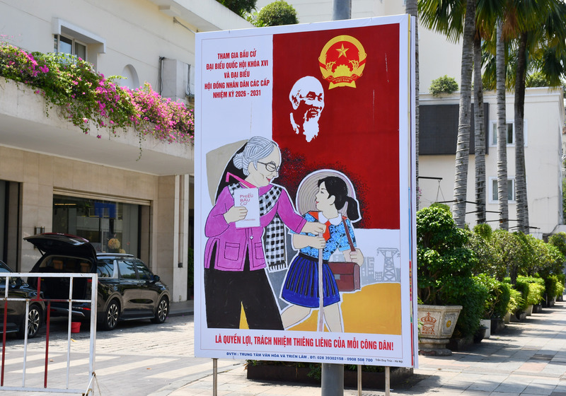 TP. Hồ Chí Minh rực rỡ cờ hoa hướng về ngày hội bầu cử  - 2