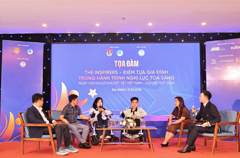Các khách mời chia sẻ câu chuyện về hành trình vượt qua nghịch cảnh tại tọa đàm “The Inspirers – điểm tựa gia đình trong hành trình nghị lực tỏa sáng”. Ảnh: Diễm Phúc