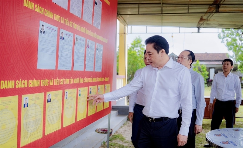 Ông Nguyễn Khắc Toàn - Chủ tịch UBND, Chủ tịch Ủy ban bầu cử thành phố Huế kiểm tra công tác bầu cử tại xã Chân Mây - Lăng Cô. Ảnh: H. Minh